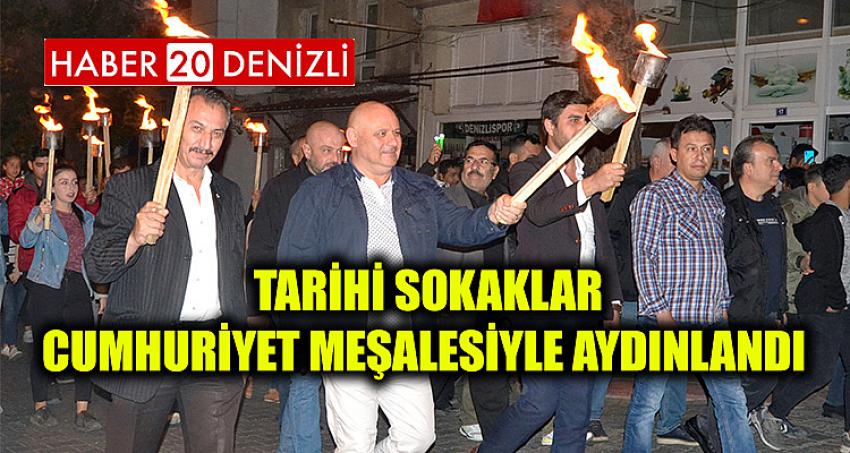 Tarihi sokaklar Cumhuriyet meşalesiyle aydınlandı 