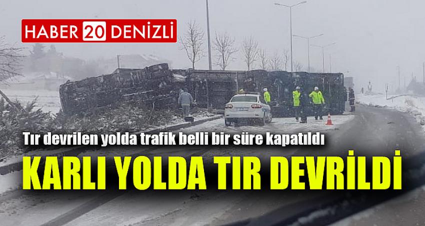 Karlı yolda tır devrildi