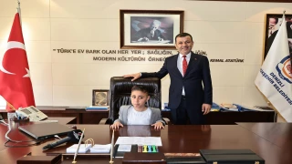 Başkan Çavuşoğlu’ndan görme engelli öğrenciye akıllı baston