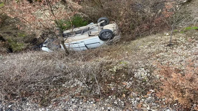 Uçuruma yuvarlayan araçta 3 kişi yaralandı