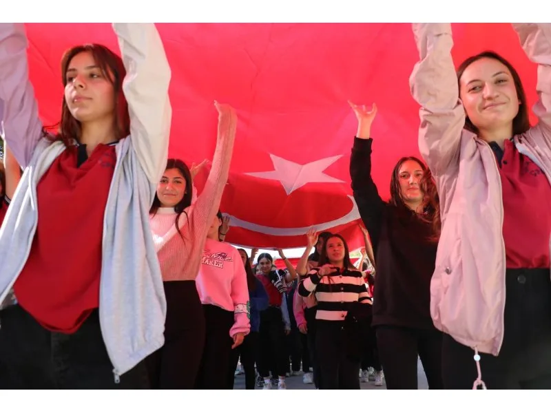 Çardak 'da 100. Yıl Cumhuriyet Yürüyüşü’nü ilçe protokolü ve 7’den 70’e tüm vatandaşların katılımıyla kutlandı