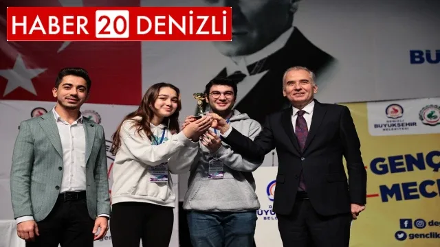 Münazara turnuvasında gençler kıyasıya yarıştı