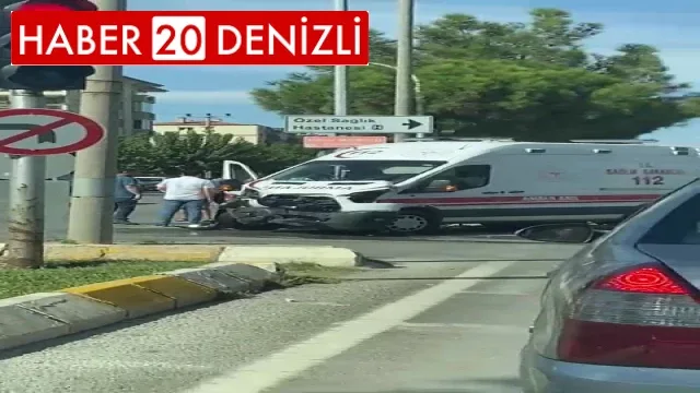 Hasta taşıyan ambulansla hafif ticari araç çarpıştı; 4 yaralı