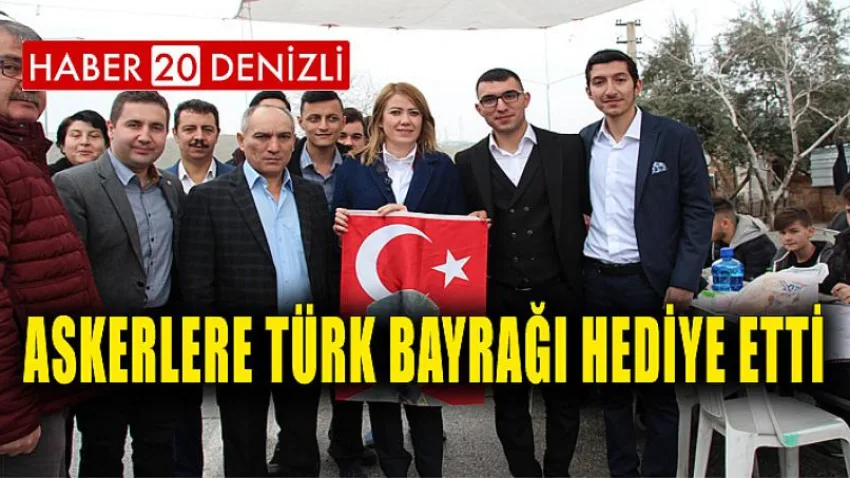 Askerlere Türk Bayrağı Hediye Etti