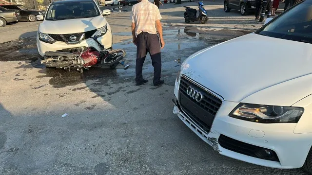 Aceleci çırak motosiklet ile iki araca çarpıp durabildi
