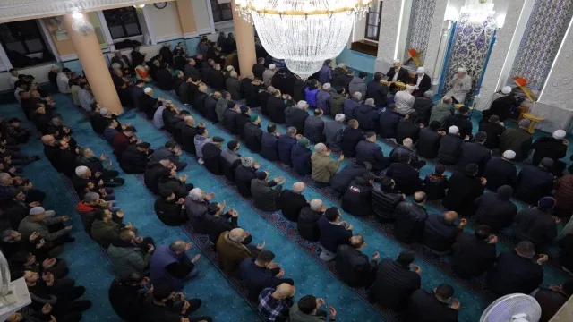 Ragaib Kandilinde Camiler Dolup Taştı