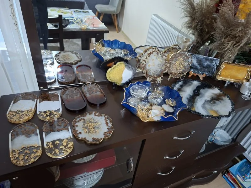 Oğlunun tedavi masrafları için evini atölyeye çevirdi