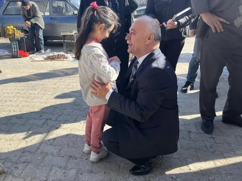 Çardak Belediye Başkanı ve Cumhur İttifakı Belediye Başkan Adayı Hüsnü YILMAZ Beylerli Mahalle halkına ziyaret edip sohbet etti