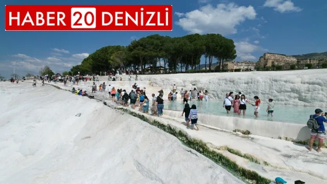 Ramazan Bayramı’nda yerli turistler Pamukkale’ye akın etti