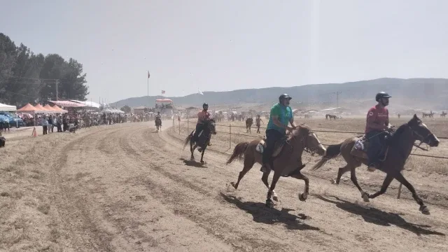 Rahvan atlar Baklan Ovası'nda tozu dumana kattı