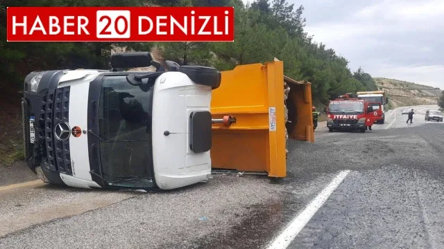 Devrilen kamyondan dökülen mıcır ulaşımı aksattı