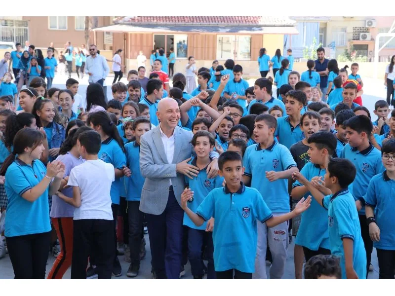 Başkan Özbaş’a öğrencilerden sevgi seli