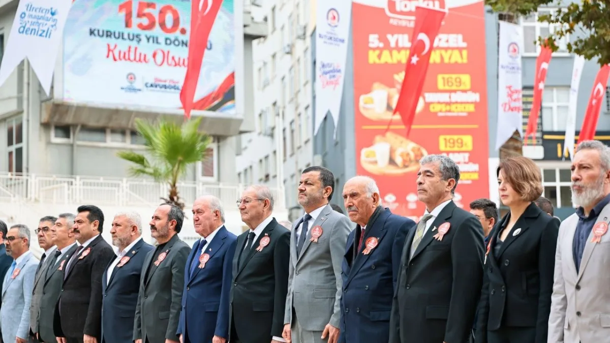Denizli Belediye Teskilati 150. yil toreninde yan yana duran protokol uyeleri