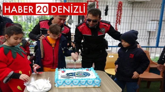 Kavga ihbarına giden polisler, özel çocukların sürpriziyle karşılaştı