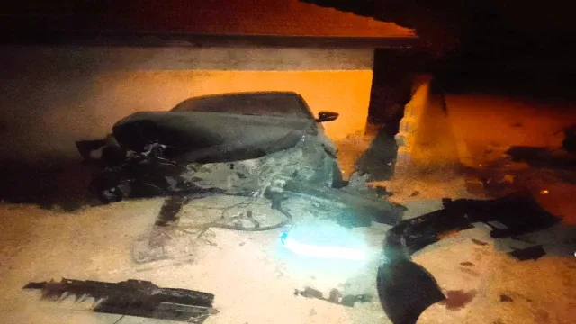 Duvarı yıkan lüks otomobil bahçeye daldı