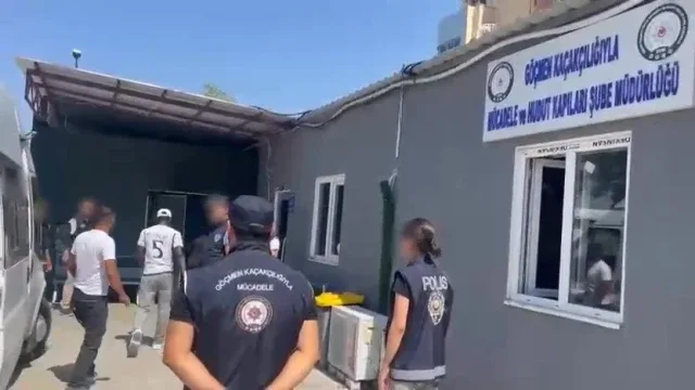 Kamerunlu göçmen kaçakçısı yurt dışına çıkarmaya çalıştığı 11 kişiyle yakalandı