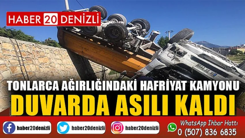 Tonlarca ağırlığındaki hafriyat kamyonu duvarda asılı kaldı