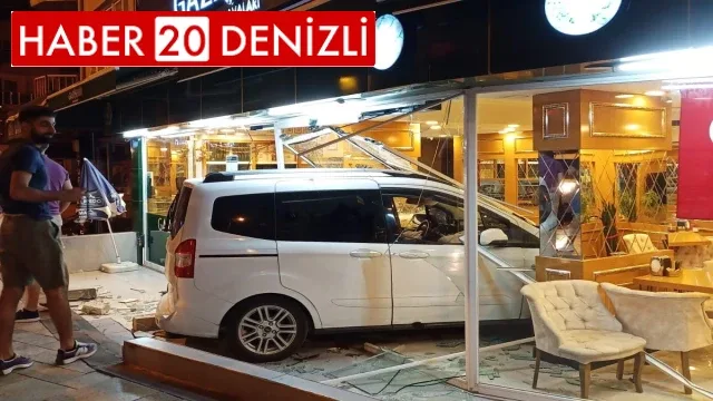 Kontrolden çıkan ticari araç tatlıcıya daldı