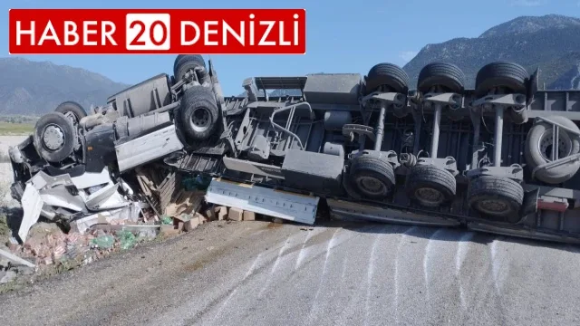 Devrilen tır yolu ulaşıma kapattı