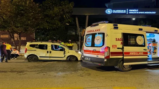 Otomobil 100 metre sürüklenip kaldırıma çarptı: 4 kişi yaralandı, 2 kişi olay yerinden kaçtı