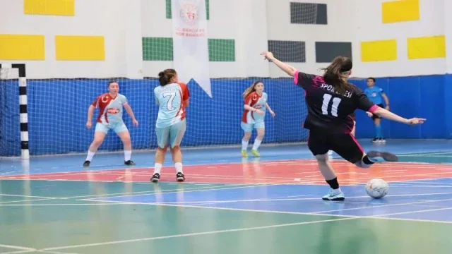 Denizli'nin ev sahipliğinde gerçekleşen futsalda yarı finalistler belli oldu