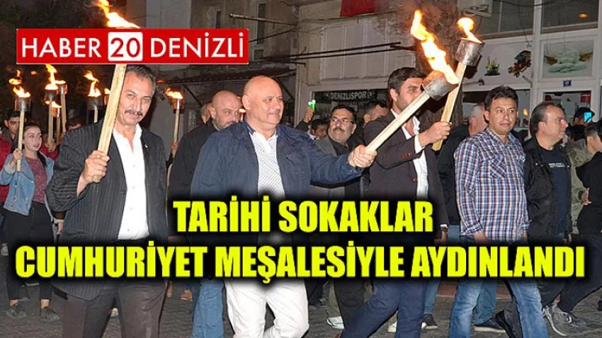Tarihi sokaklar Cumhuriyet meşalesiyle aydınlandı