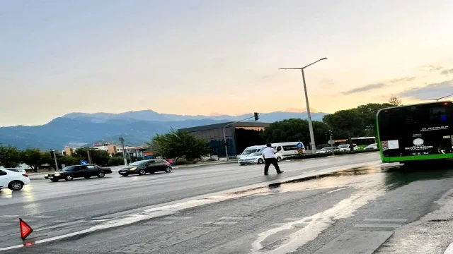 Belediye otobüsünden dökülen yakıt sürücülere zor anlar yaşattı