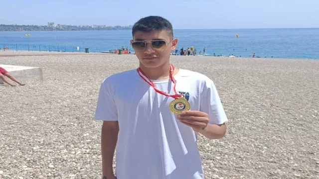 Denizlili yüzücü Türkiye şampiyonu oldu
