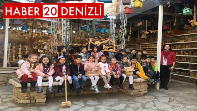 Boş vakitlerinde tahta oyuncaklar yapan tekstilci, çocukları sevindiriyor