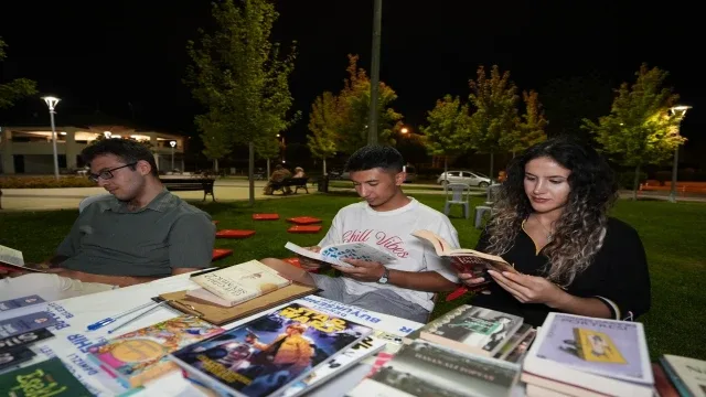 Kitapseverler sessiz okuma etkinliğinde bir araya geldi