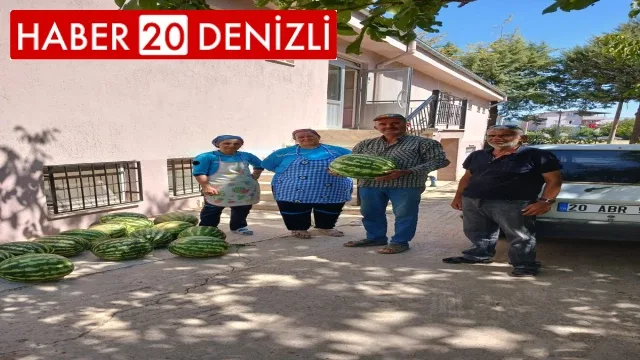 Muhtar tarlasında yetiştirdiği karpuzları huzurevi ve hastanede dağıttı