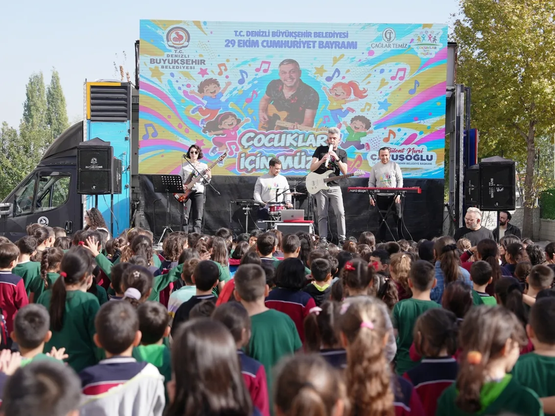 Denizli Buyuksehir Belediyesinin duzenledigi etkinlikte ogrenciler okul bahcesinde konser izliyor.