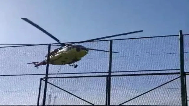 Saatlerdir alevlere su atan helikopterler yakıt ikmalini stadyumda yapıyor