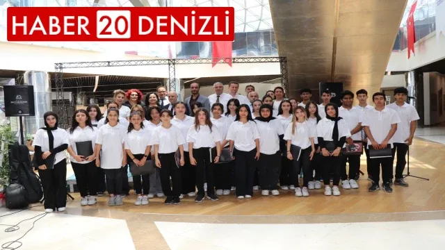 Öğrencilerden oluşan Türk Halk Müziği Korosu beğeni topladı