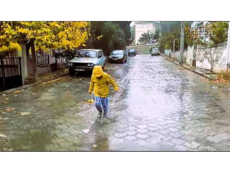 Aylardan sonra düşen yağmur yüzleri güldürdü