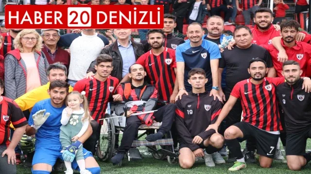 Tekerlekli sandalyesiyle takımını yalnız bırakmıyor
