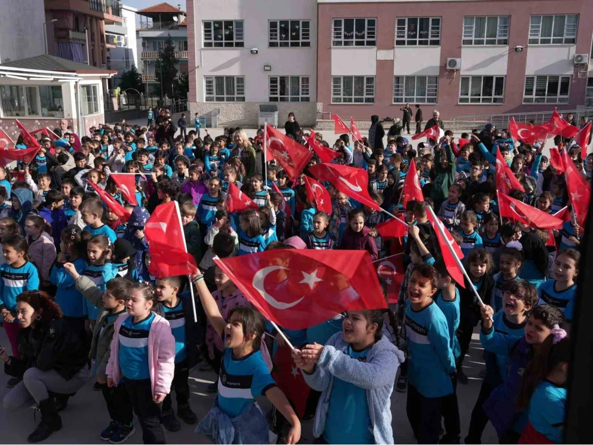 Denizli Büyükşehirle Cumhuriyet coşkusu okullara taştı