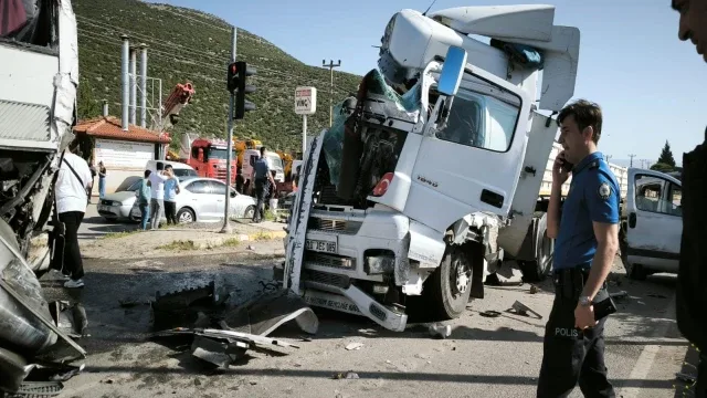 Tır, kırmızı ışıkta bekleyen otobüs ve otomobile çarptı: 6 yaralı