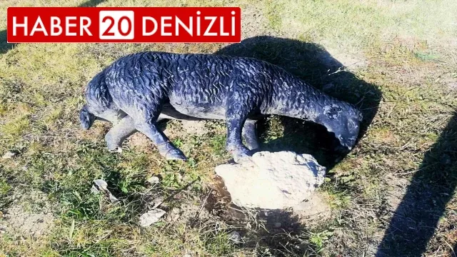 Asırlık yarışmanın simge heykellerini kırıp parçaladılar