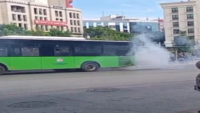 Denizli'de seyir halindeki halk otobüsünü kaplayan dumanlar korku dolu anlar yaşattı