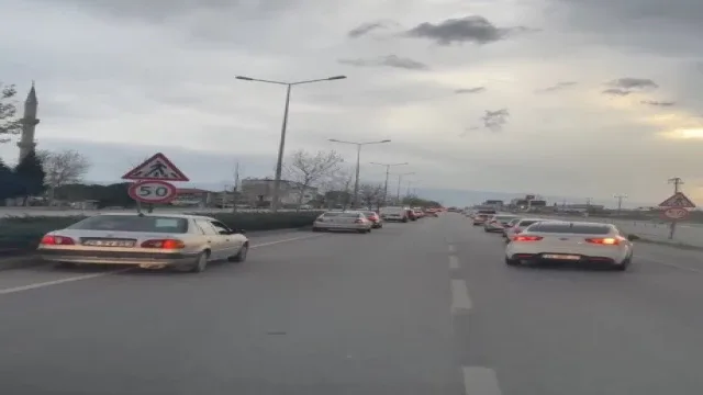 Siren sesini duyan sürücülerin duyarlı davranışı takdir topladı