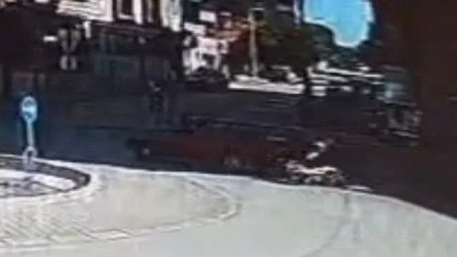 Aniden kavşağa giren otomobil, kadın motosiklet sürücüne çarptı