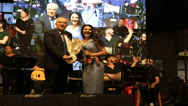 Çamelili vatandaşlar Ayşe Dinçer ile coşku dolu bir konser yaşadı