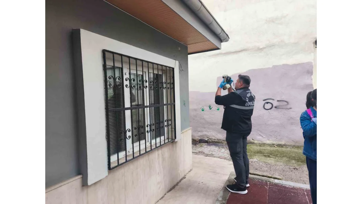 Muhtarlığın kamerasını söküp bahçeye attılar
