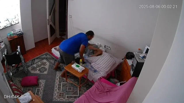 Yatalak annesini döverek komalık etmişti, gözaltına alındı