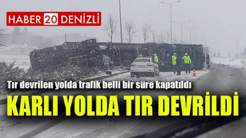 Karlı yolda tır devrildi