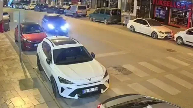 Tartıştığı motosikletliye çarpıp yoluna devam etti
