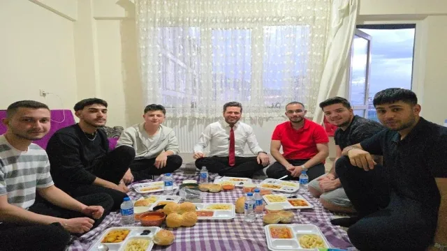 Başkan Tatık orucunu öğrenci evinde açtı