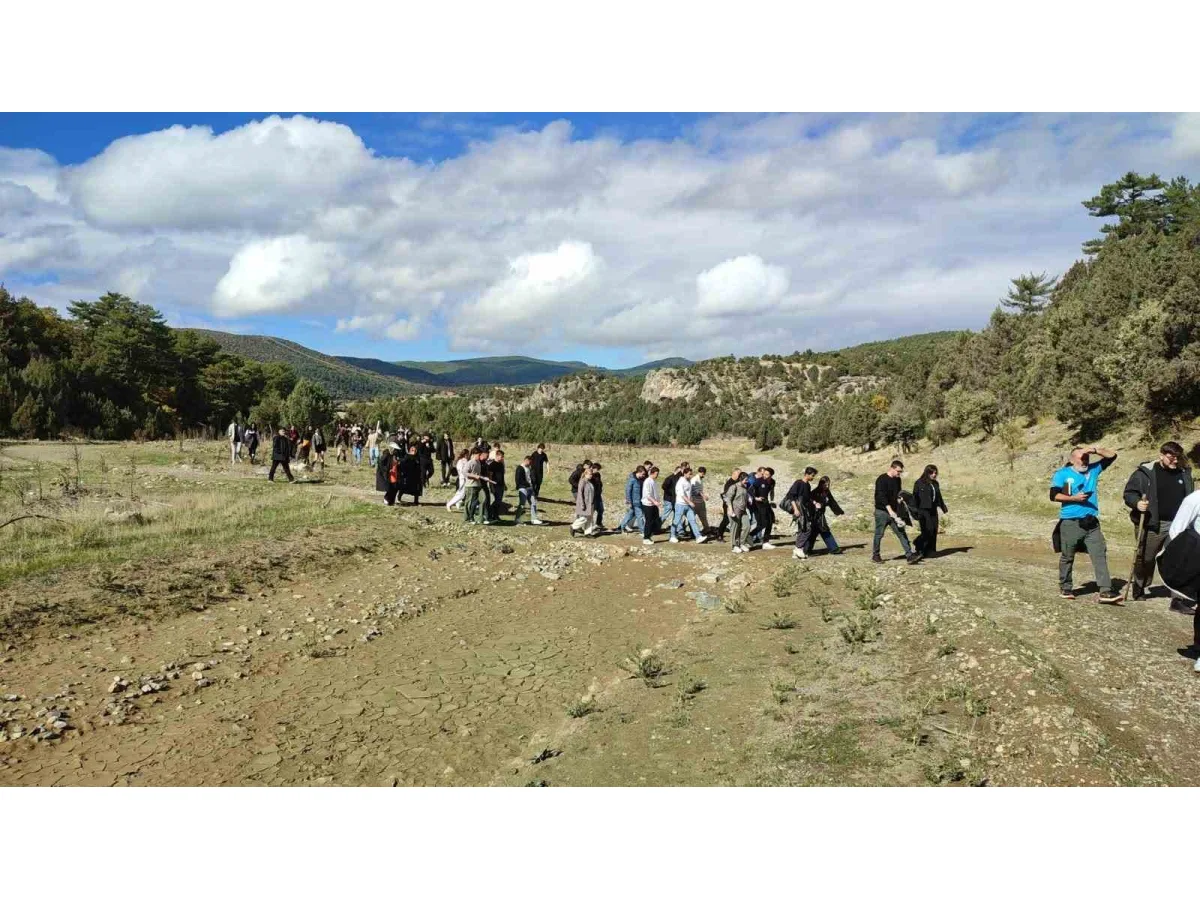 200 öğrenci 850 yıllık sırrı çözmek için savaş alanında ders işledi