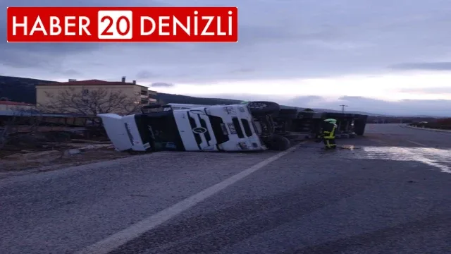 Tomruk yüklü tır devrildi
